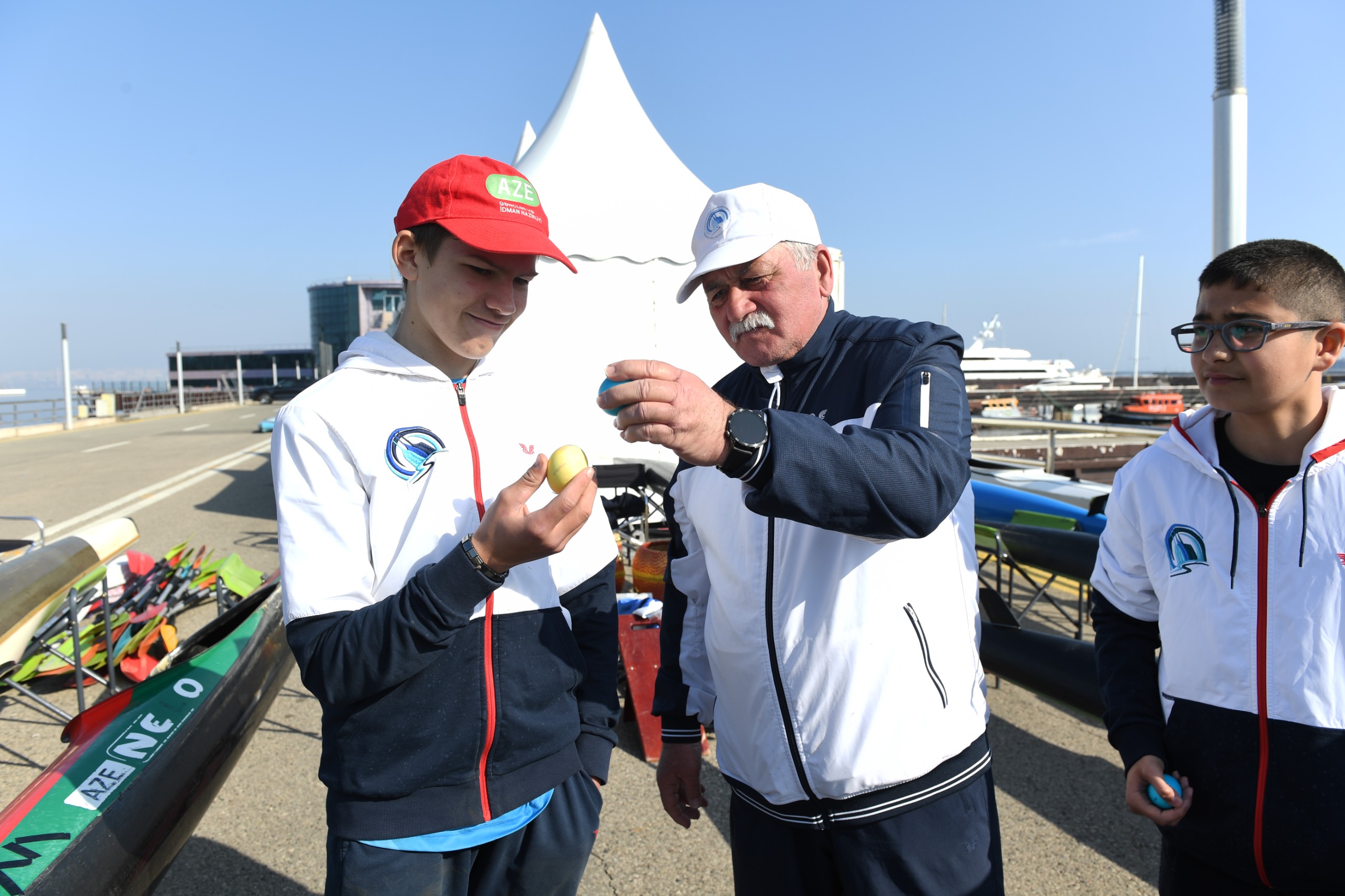 Bakıda Xəzərin suları avarçəkmə və yelkənli qayıqlarla bəzəndi (FOTO)